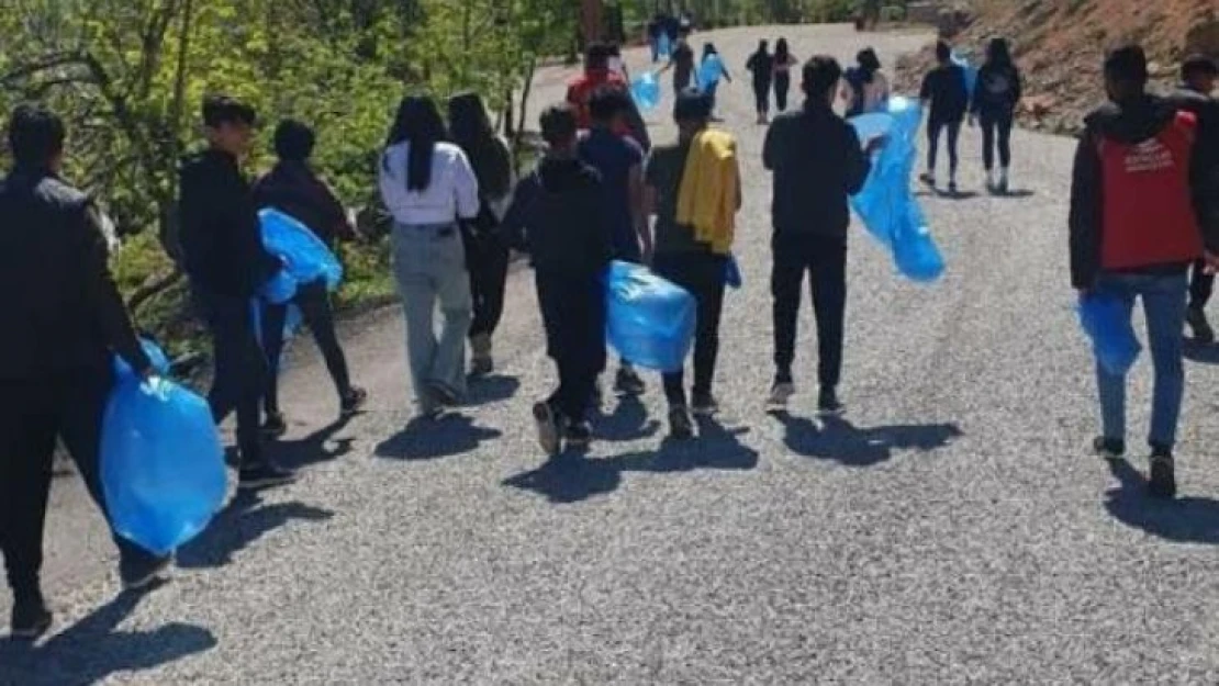 Tunceli'de gençler Munzur gözelerini temizledi