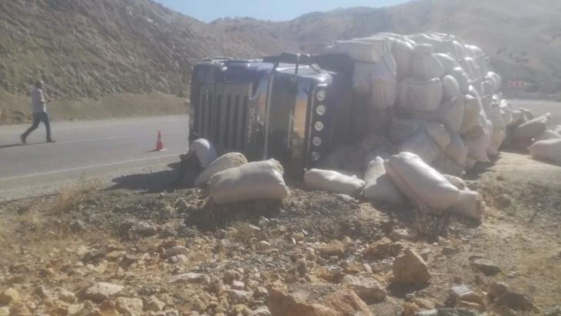 Tunceli'de saman yüklü tır devrildi: 1 yaralı