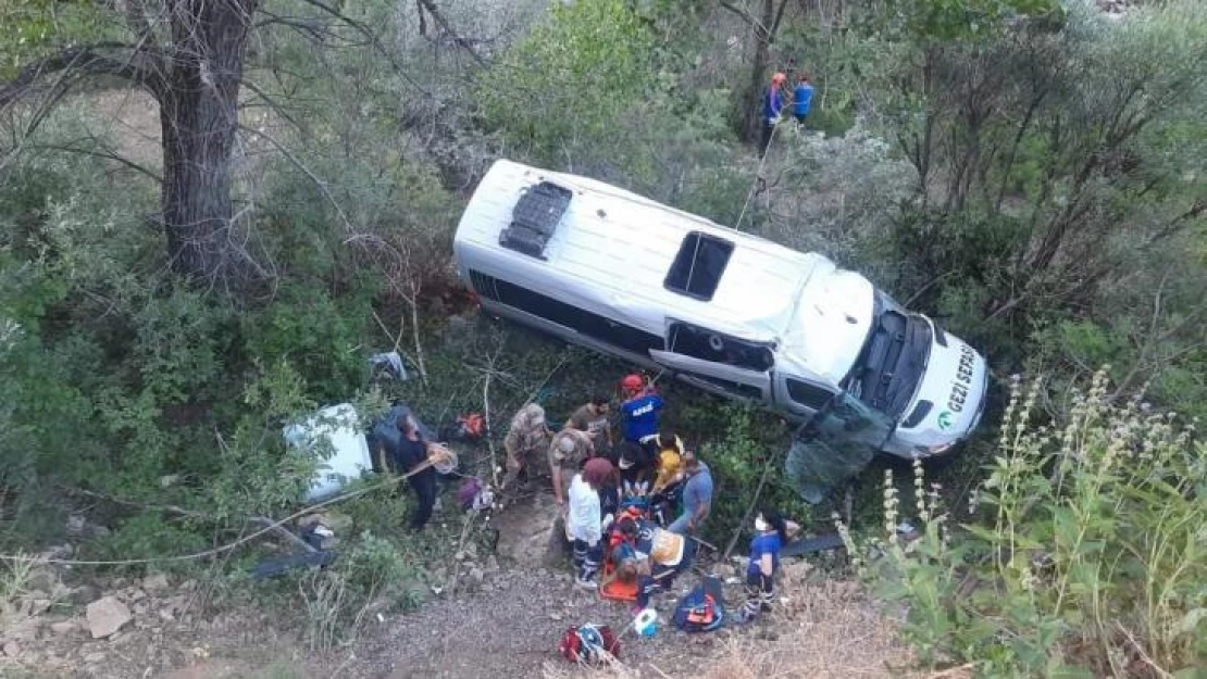 Tunceli'de tur minibüsü  uçuruma yuvarlandı: 18 yaralı