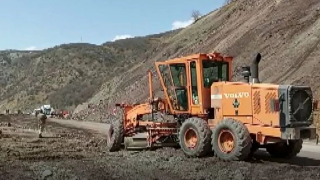 Tunceli-Erzincan kara yolunda heyelan meydana geldi, yol bir süre trafiğe kapandı