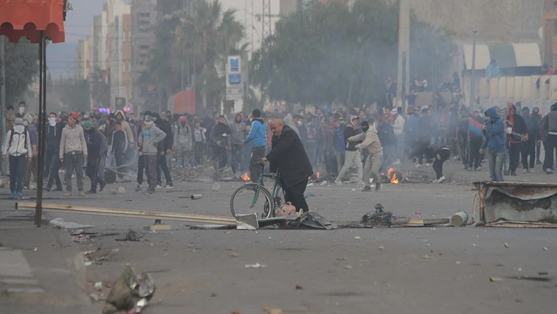 Tunus'ta protestolar spor aktivitelerini erteletti