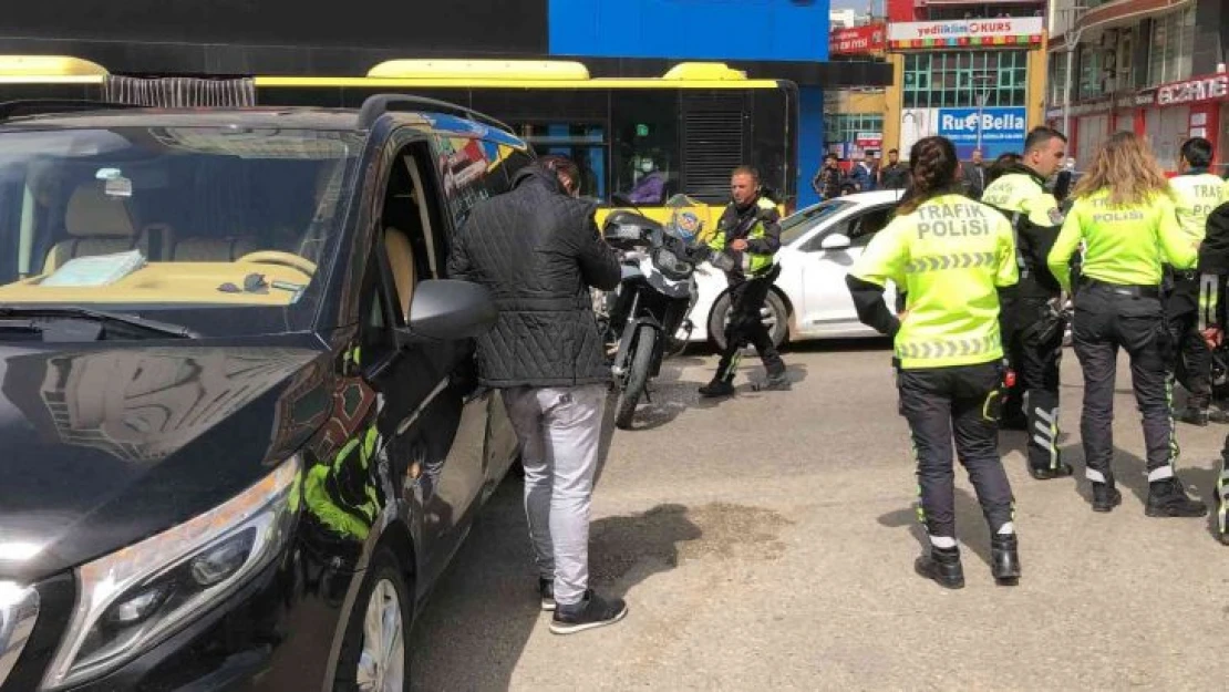 Tur minibüsüyle motosikletli trafik polisleri çarpıştı, 2 polis yaralandı