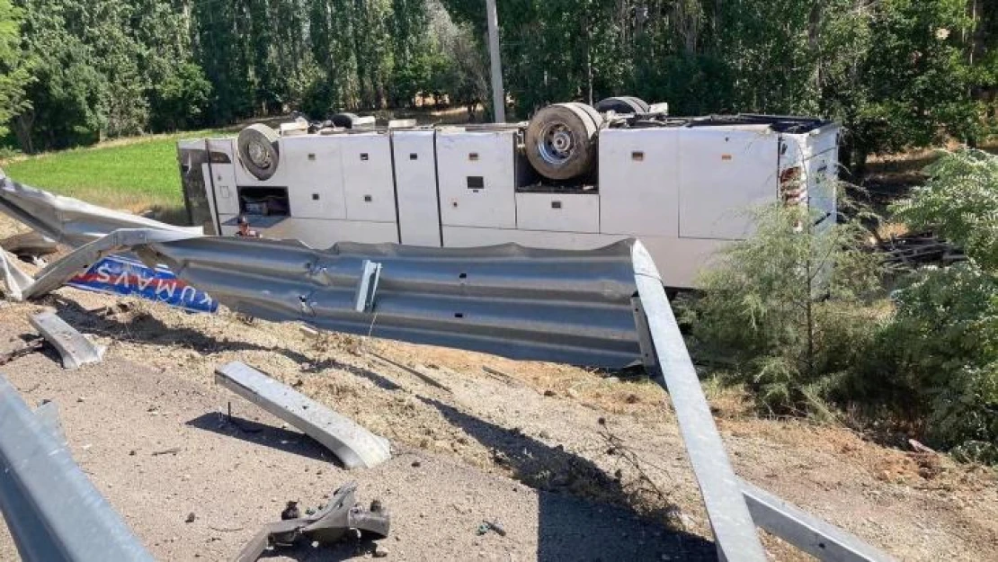 Tur otobüsünün devrilmesi sonucu 3'ü ağır 17 kişi yaralandı