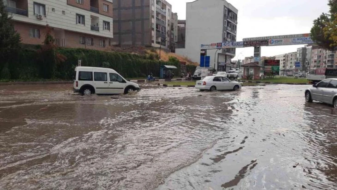 Turgutlu'da sağanak yağış yolları göle çevirdi