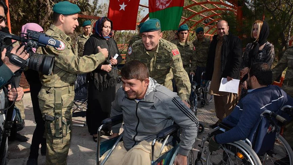 Türk askerinden Afgan engellilere tekerlekli sandalye yardımı