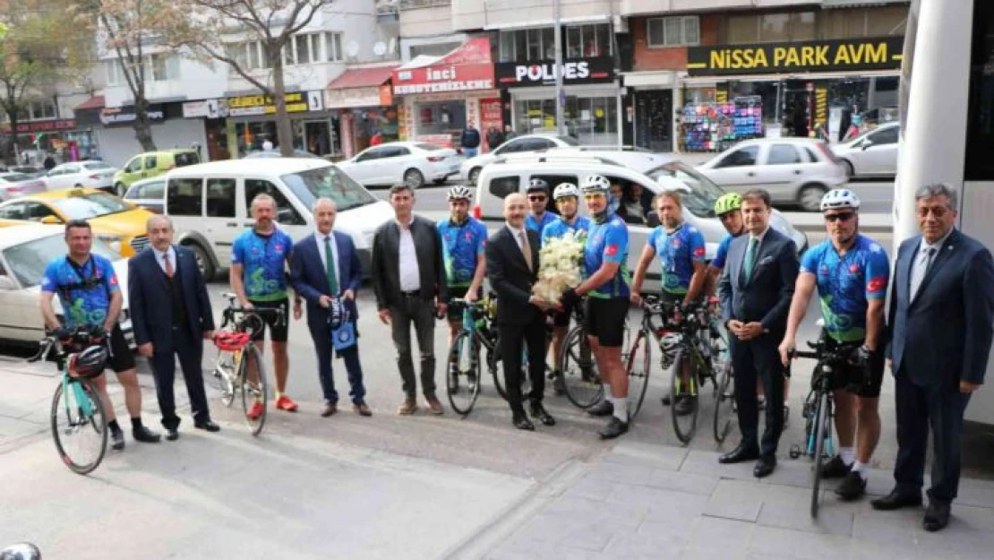 Türk Eğitim-Sen'li eğitimciler, 'Kurtuluştan Kuruluşa Atamızın İzinde' temasıyla Ankara'ya pedal çevirdi