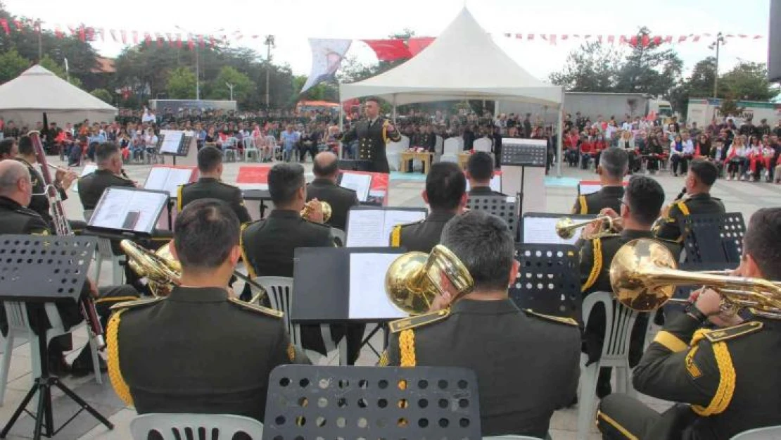 Türk Kara Kuvvetleri'nin kuruluş yıl dönümü dolayısıyla askeri bando konser verdi