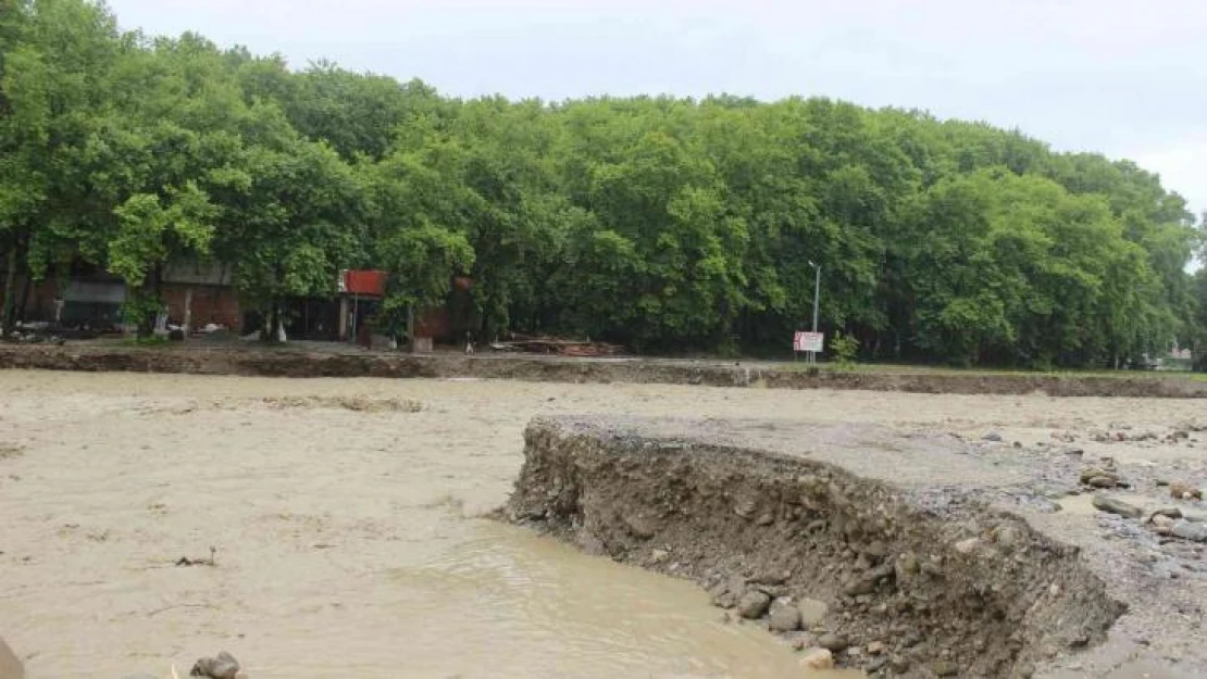 Türkeli'de geçici köprüler yıkıldı, 13 kişi tahliye edildi