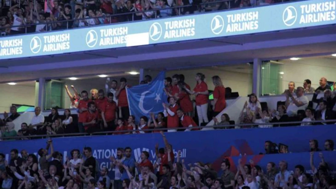 Türkiye-Çin voleybol maçında Doğu Türkistan bayrağı dalgalandı