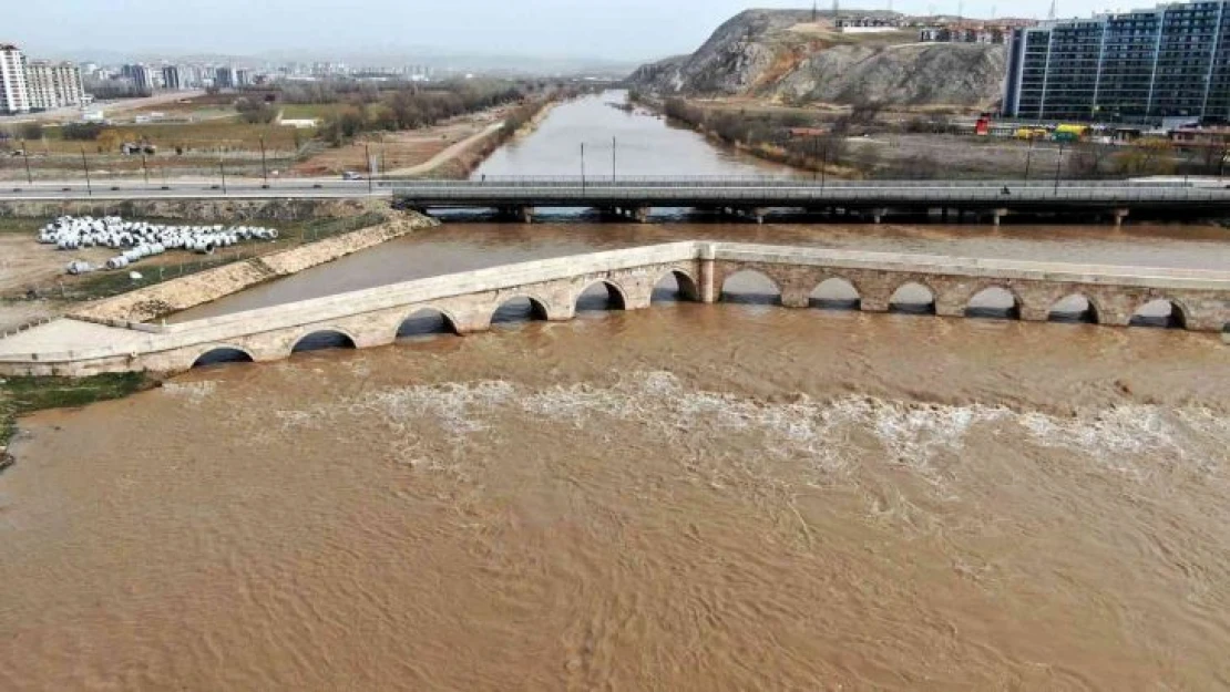 Türkiye'nin en uzun nehri eriyen karlarla coştu