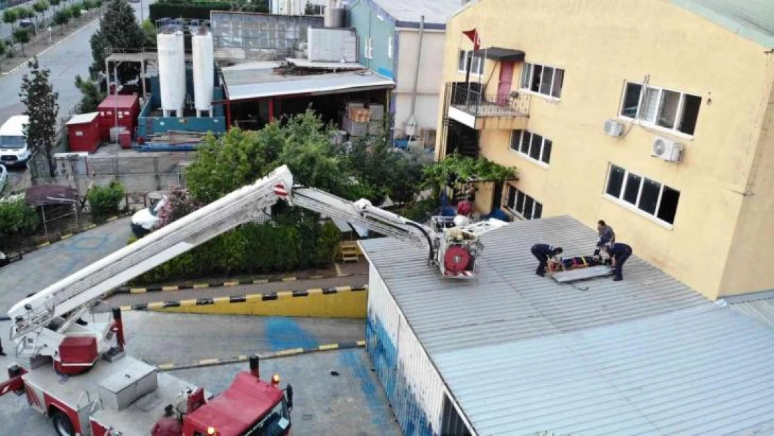 Tuzla'da babasının iş yerine gelen 13 yaşındaki çocuk, camdan sarkıp düştü