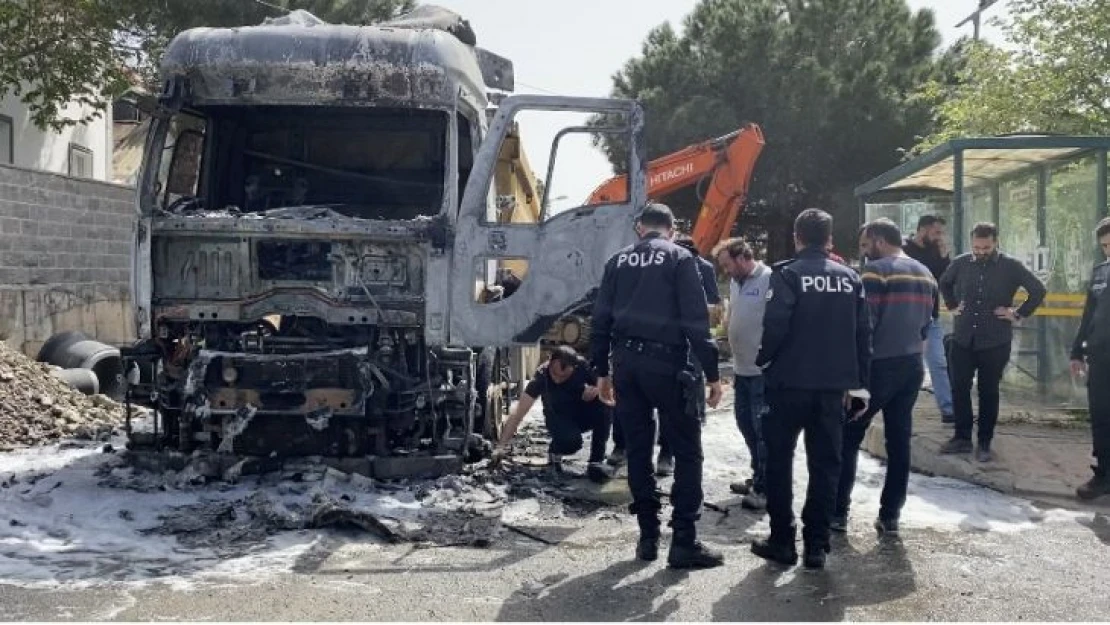 Tuzla'da hafriyat kamyonu alev alev yandı