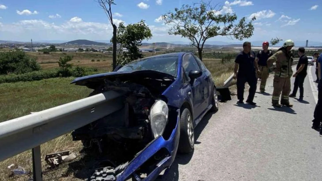 Tuzla'da otomobil bariyerlere ok gibi saplandı: 1 yaralı