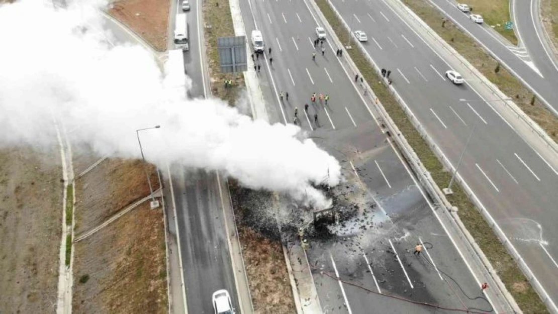 Tuzla'da otomobil tıra çarptı, çarpışmanın ardından tır ve otomobil alev alev yandı