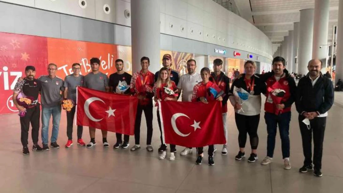 U20 Milli Takımı çiçeklerle karşılandı