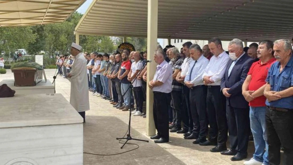 Üç kardeşini korona virüsten kaybeden muhtar son yolculuğuna uğurlandı