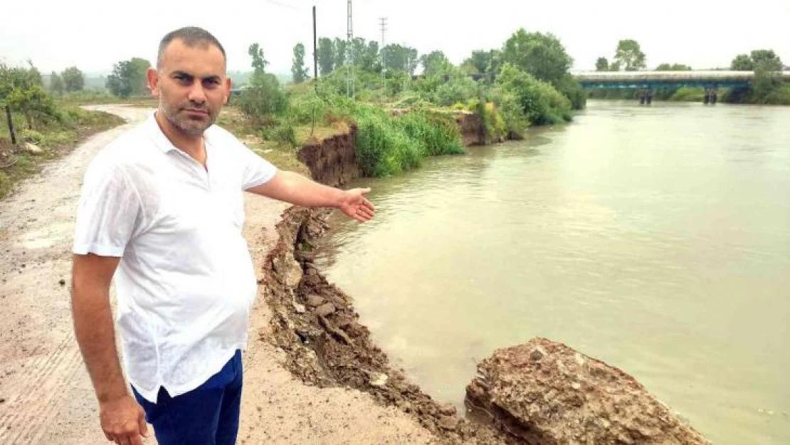 Üç mahallenin bağlantısını sağlayan yol çöktü