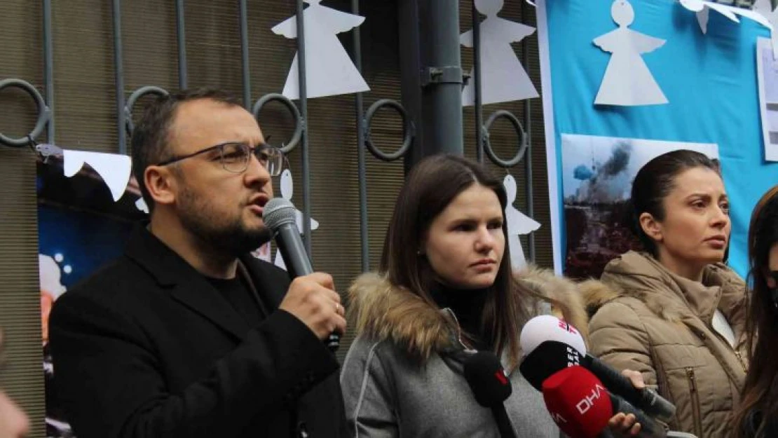 Ukrayna Büyükelçiliği önünde hayatını kaybeden çocukları anıldı