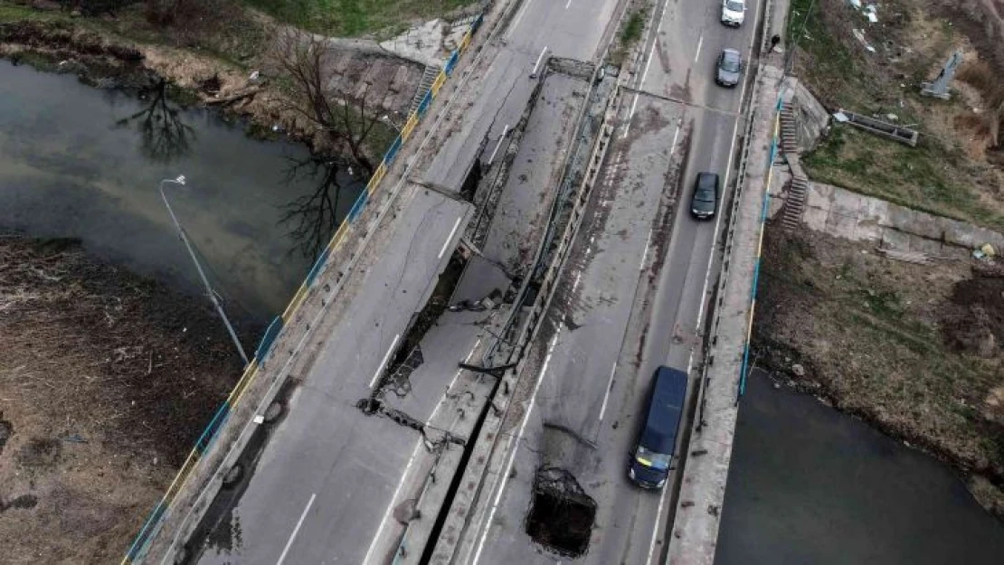 Ukrayna'da havaya uçurulan köprülerde sivillerin zorlu yolculuğu