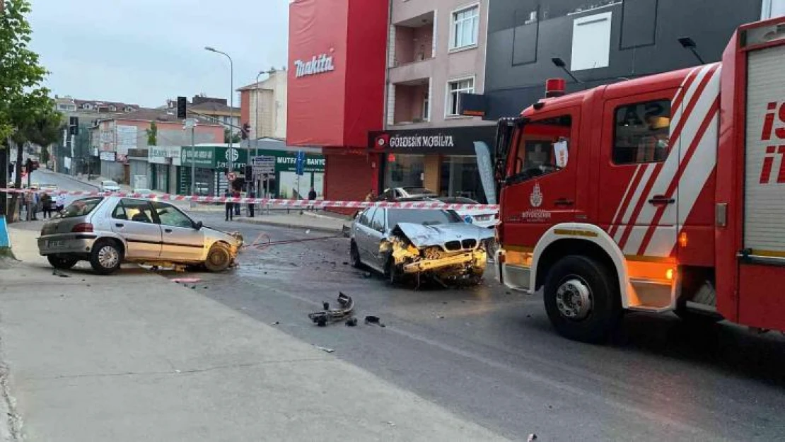 Ümraniye'de çarpışan iki otomobil park halindeki araçlara çarptı, ortalık savaş alanına döndü