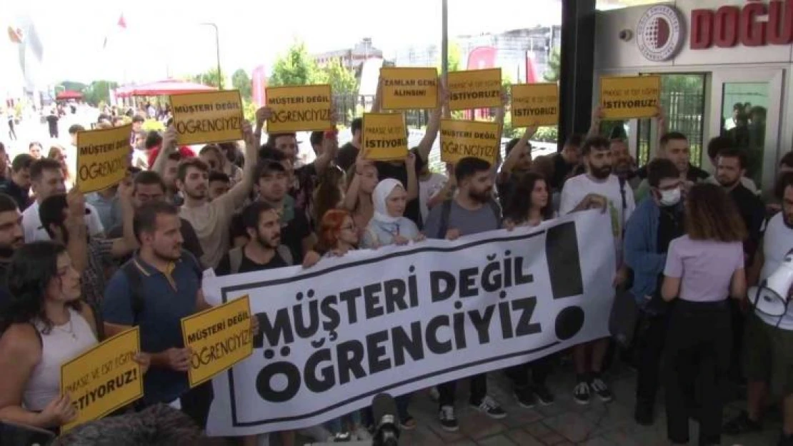 Ümraniye'de Doğuş Üniversitesinin öğrencileri öğrenim ücretlerine yapılan zammı protesto etti