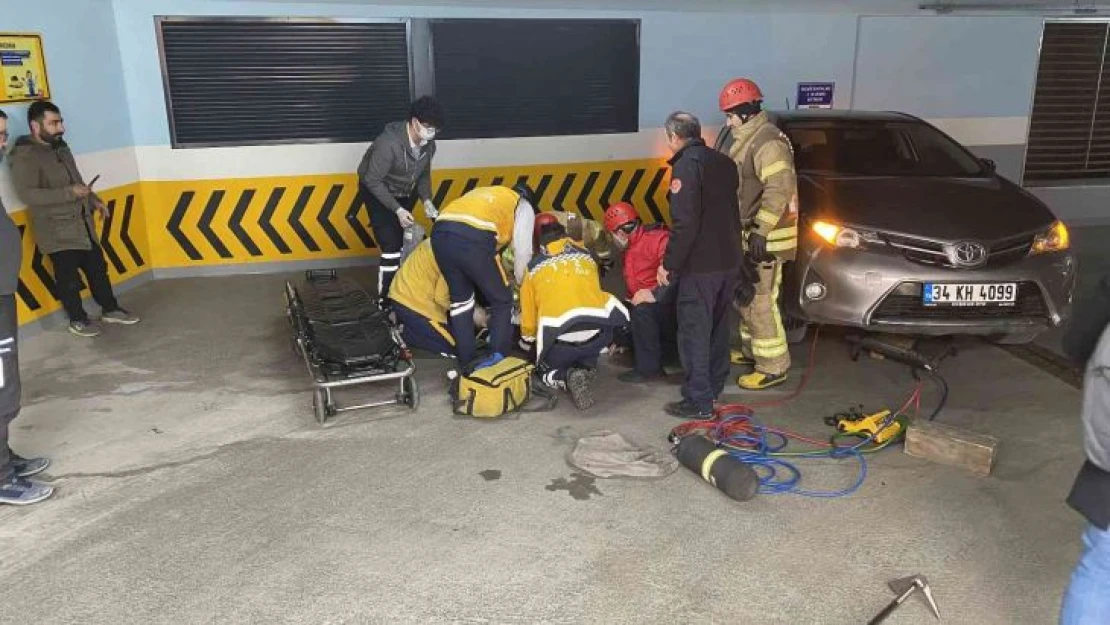 Ümraniye'de el freni çekmeyi unutan kadın sürücü, sürüklenen otomobilinin altında kaldı