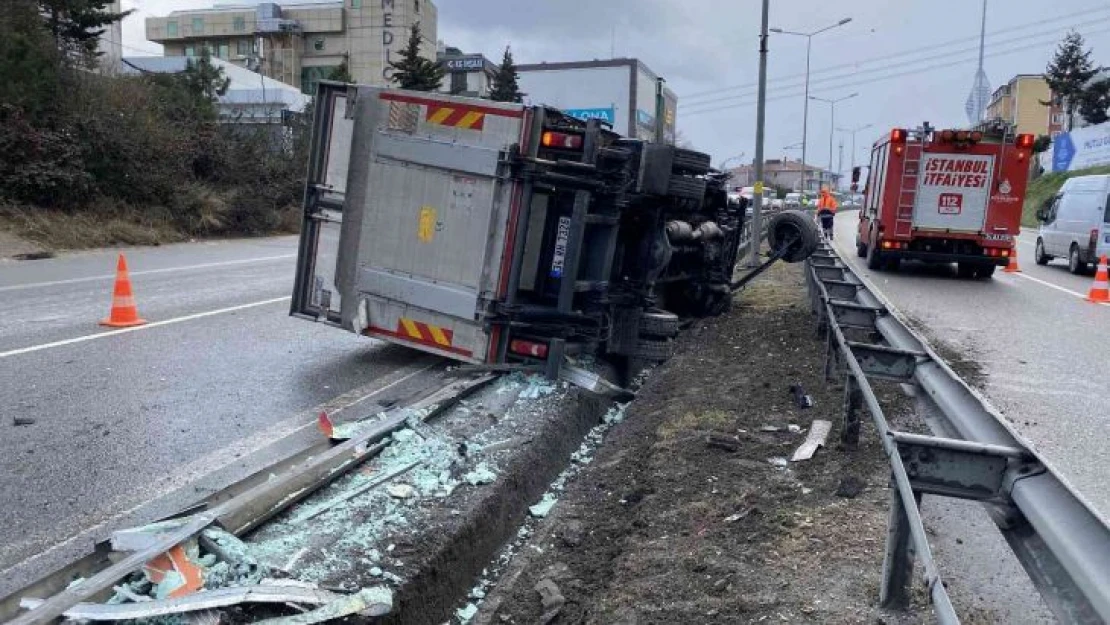 Ümraniye'de kamyonet bariyerlere girerek karşı şeride geçti: 1 yaralı