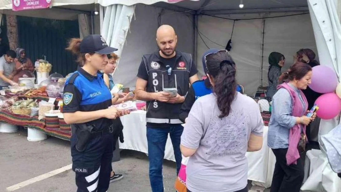 Ümraniye'de polisler KADES ve UYUMA aplikasyonları hakkında bilgilendirme yaptı