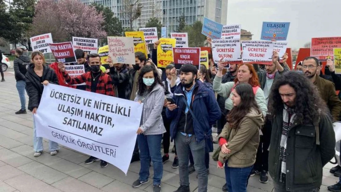 Üniversite öğrencileri, İBB önünde ulaşım zammını protesto etti