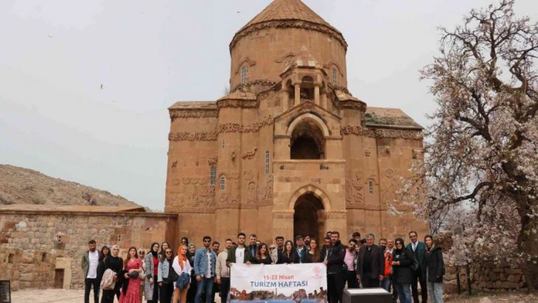 Üniversite öğrencileri ilk defa Akdamar Adası'nı gezdi