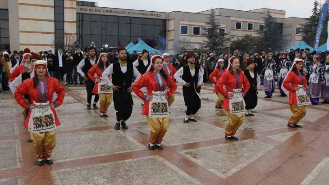 Üniversiteli gençlerden kar altında nevruz kutlaması