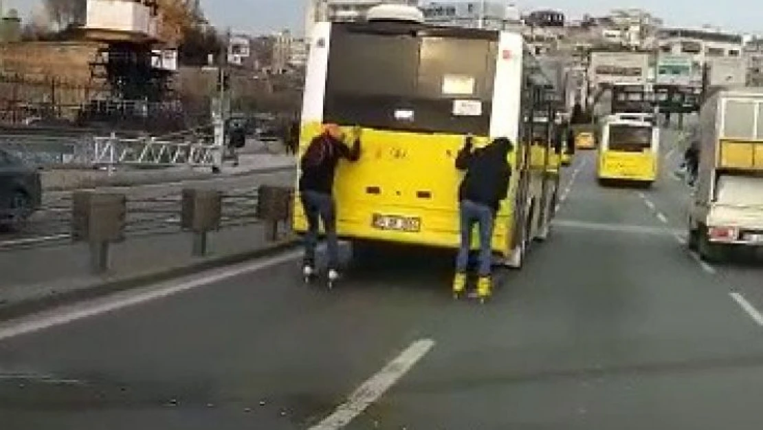 Unkapanı köprüsü'nde gençlerin tehlikeli  yolculuğu kamerada