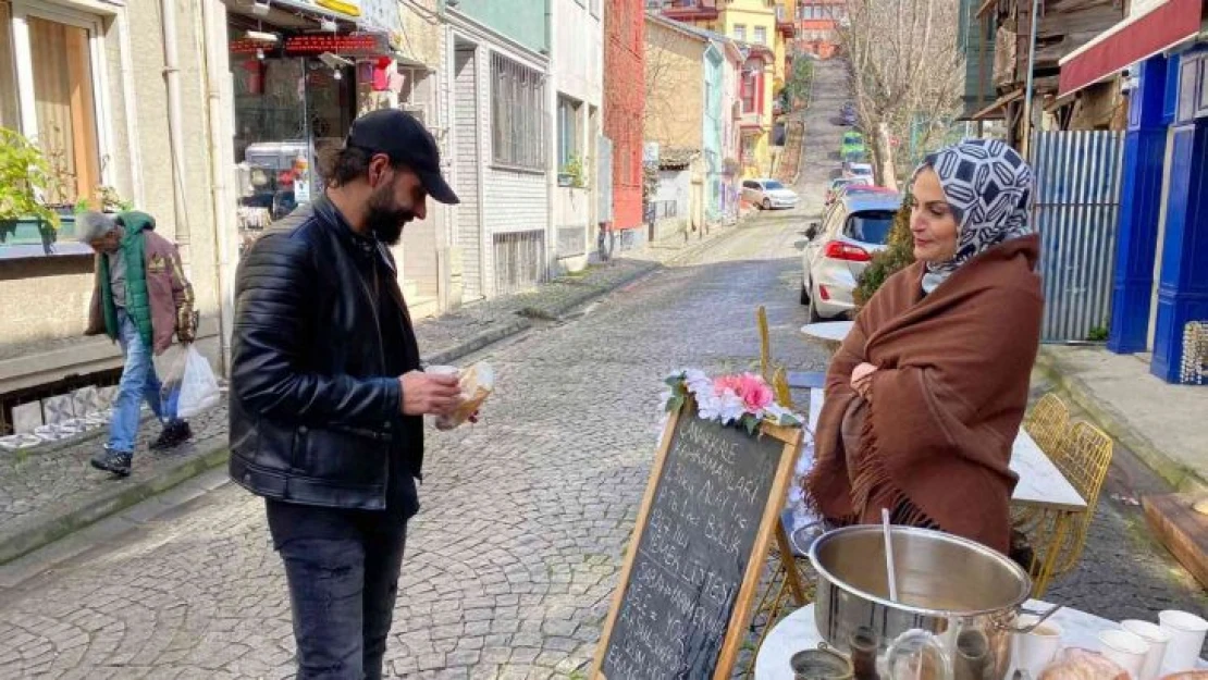 Üsküdar'da bir işletme Çanakkale Zaferi anısına hoşaf ve ekmek dağıttı