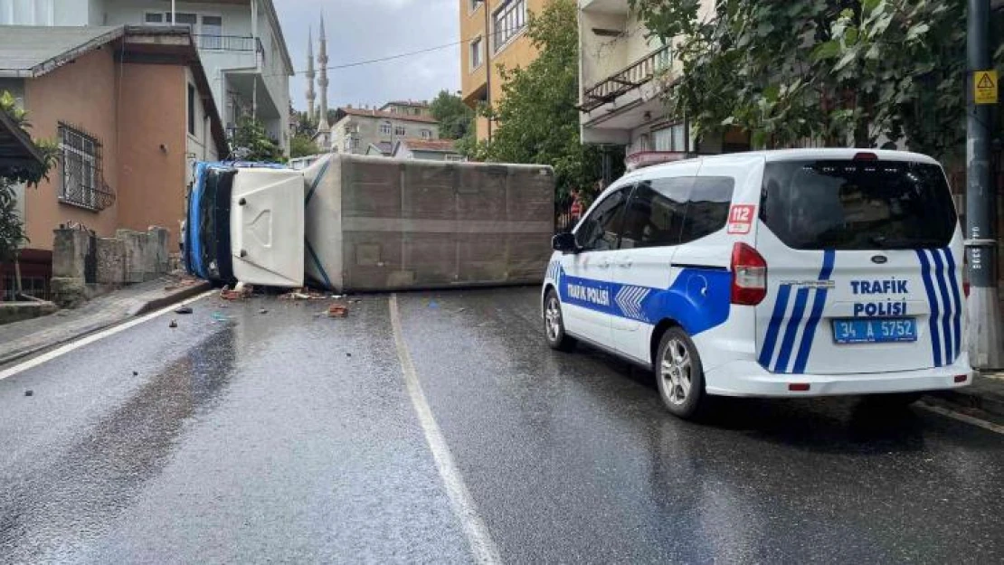 Üsküdar'da doğalgaz kutusuna çarpan kamyonet yan yattı