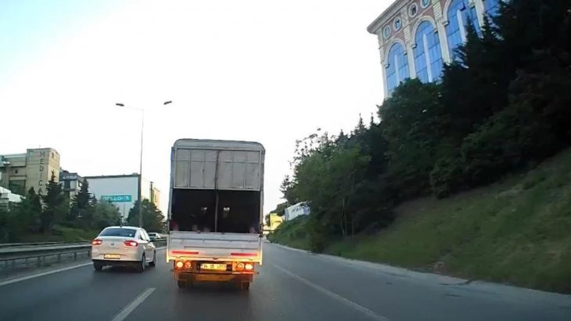 Üsküdar'da kamyonet kasasındaki çocukların tehlikeli yolculuğu kamerada