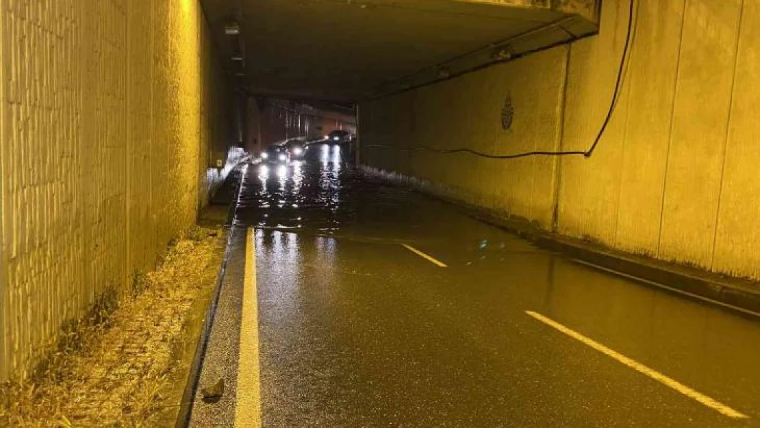 Üsküdar'da sağanak sonrası alt geçidi su bastı