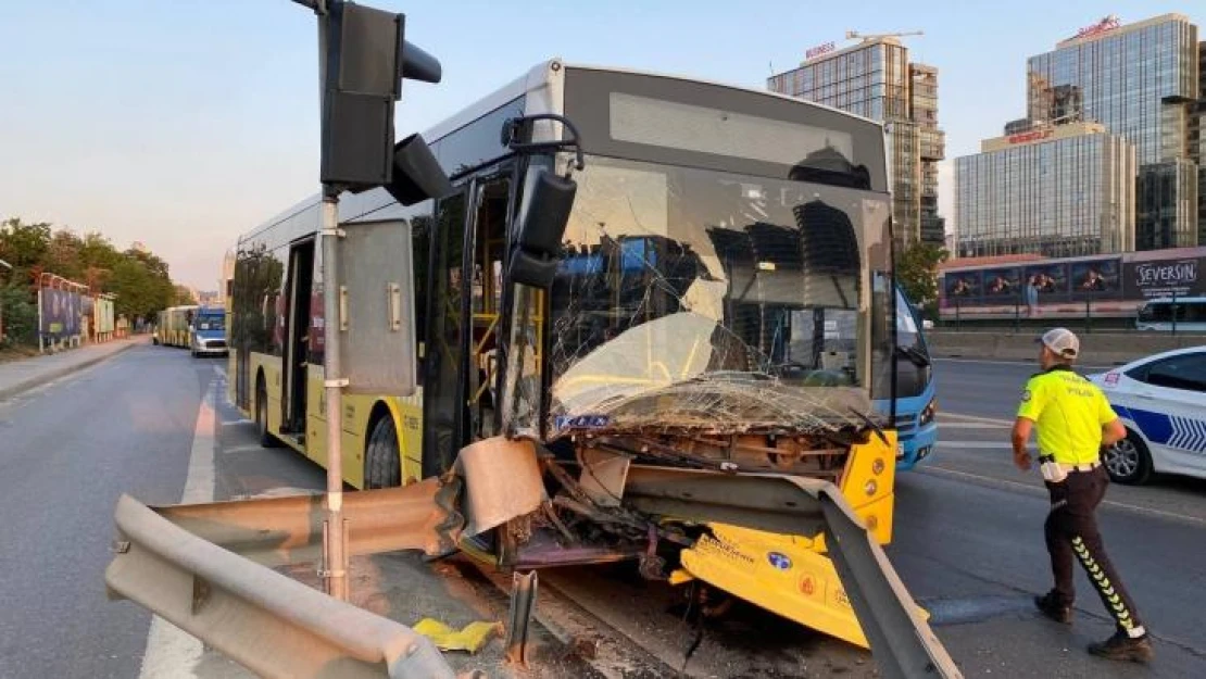 Üsküdar'da servis aracının sıkıştırdığı İETT otobüsü bariyerlere ok gibi saplandı