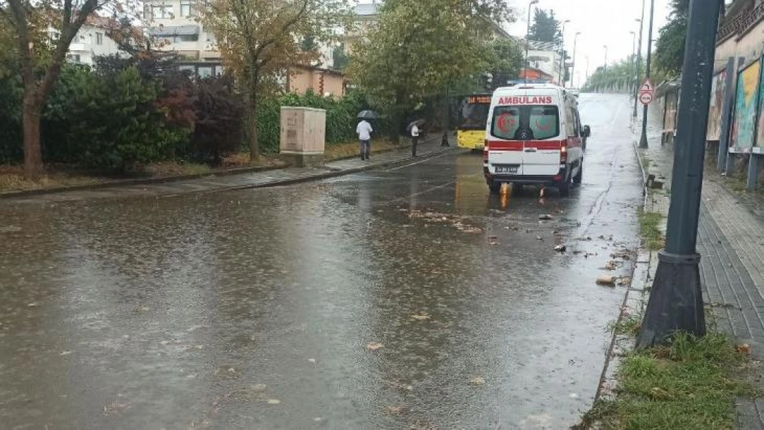 Üsküdar'da yollar göle döndü: 1 araç mahsur kaldı, yolcu fenalaştı