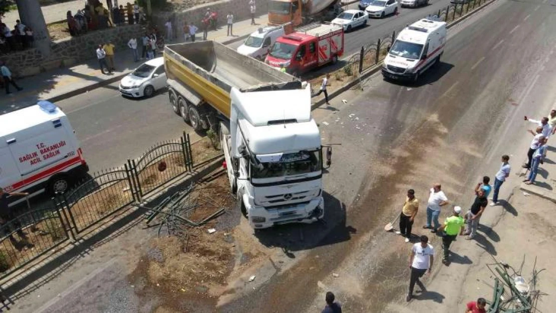 Üst geçidi kullanmak yerine ana yola atladılar: 2'si ağır 6 kişi yaralandı