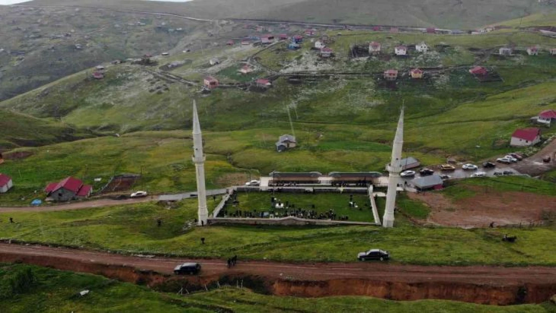 Üstü açık camide 561 yıldır çimen üzerinde Cuma namazı kılınıyor