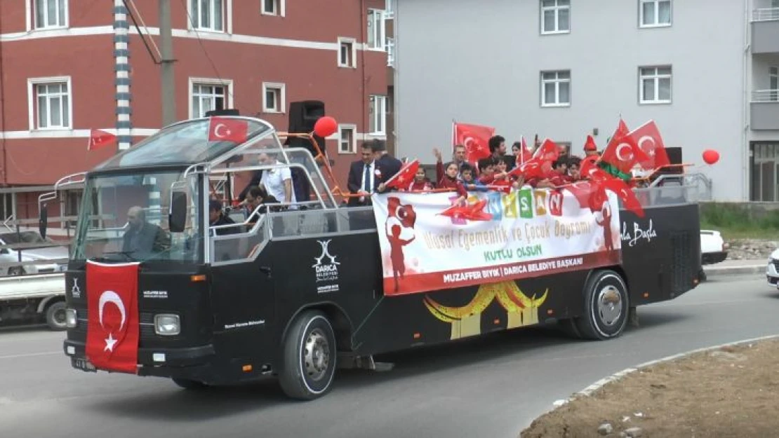 Üstü açık otobüse binen çocuklar 2 yıl sonra 23 Nisan coşkusu yaşadı