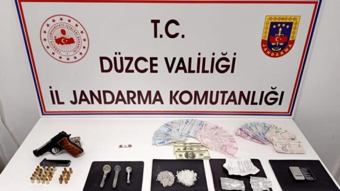 Uyuşturucu satıcısı sahte dolarla yakalandı