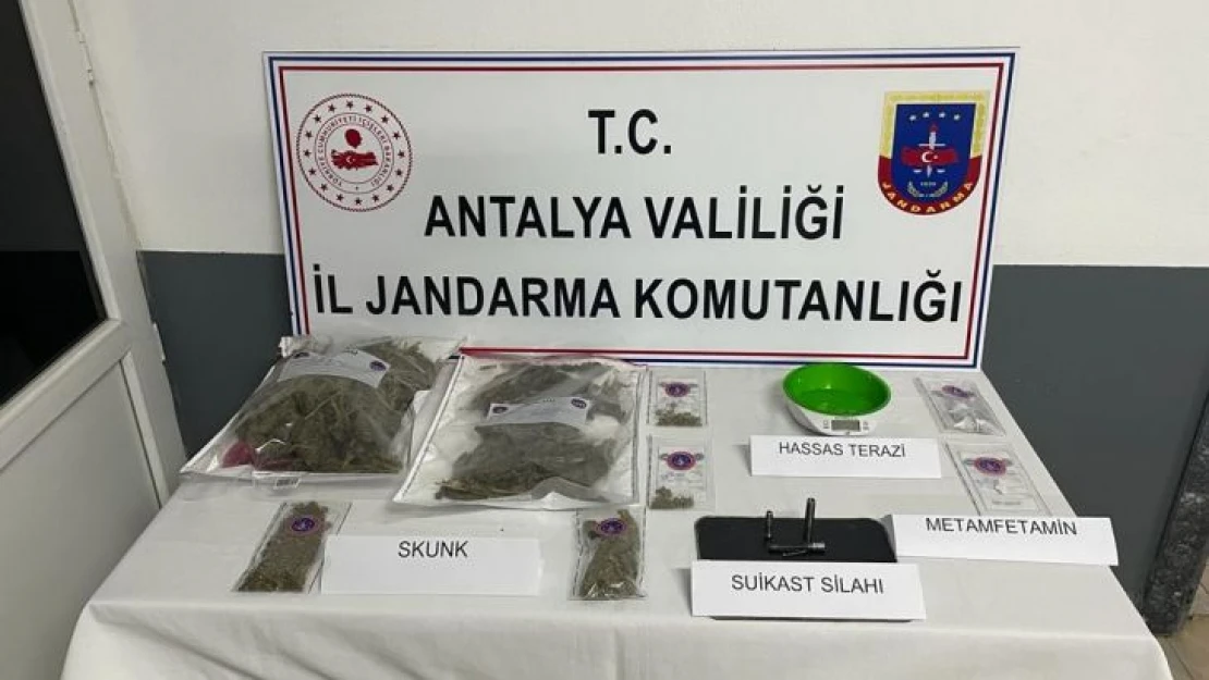 Uyuşturucu tacirlerinin üzerinde suikast tabancası ele geçirildi