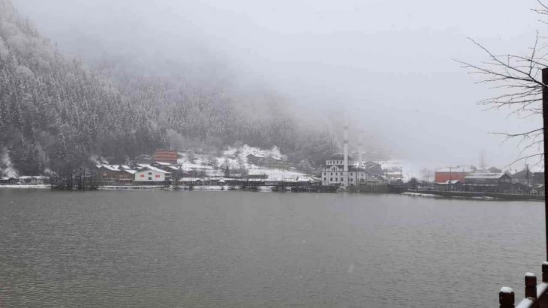 Uzungöl'de Nisan ayında kar süprizi