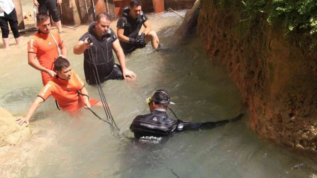 Vadideki suyun altında devasa kayaya sıkışıp ölen çocuğu kurtarma çalışması sürüyor