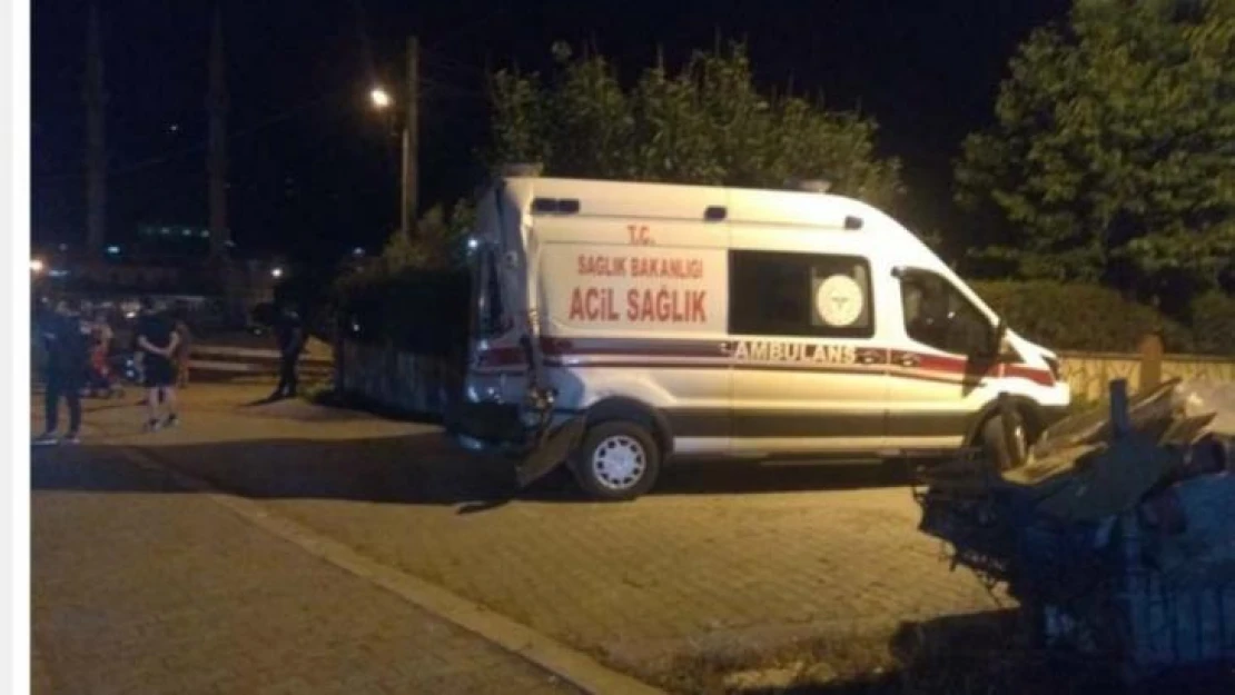 Vakaya giden iki ambulans kaza yaptı: 3 yaralı