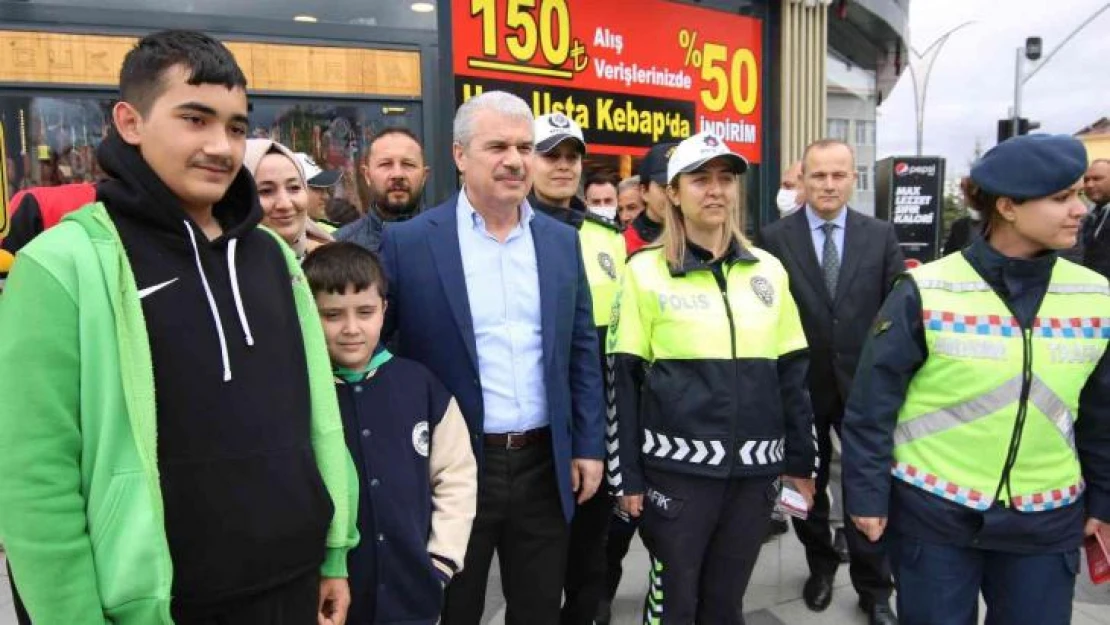 Vali Akın, yaya geçidi kurallarını anlattı