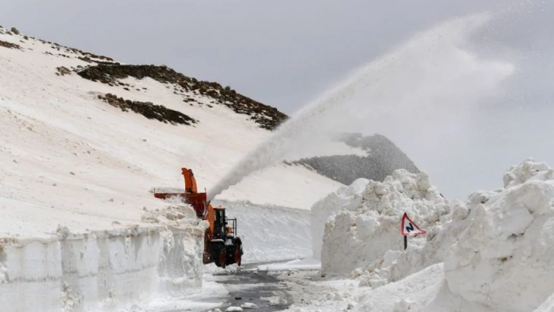 Van-Bahçesaray yolu ulaşıma açıldı