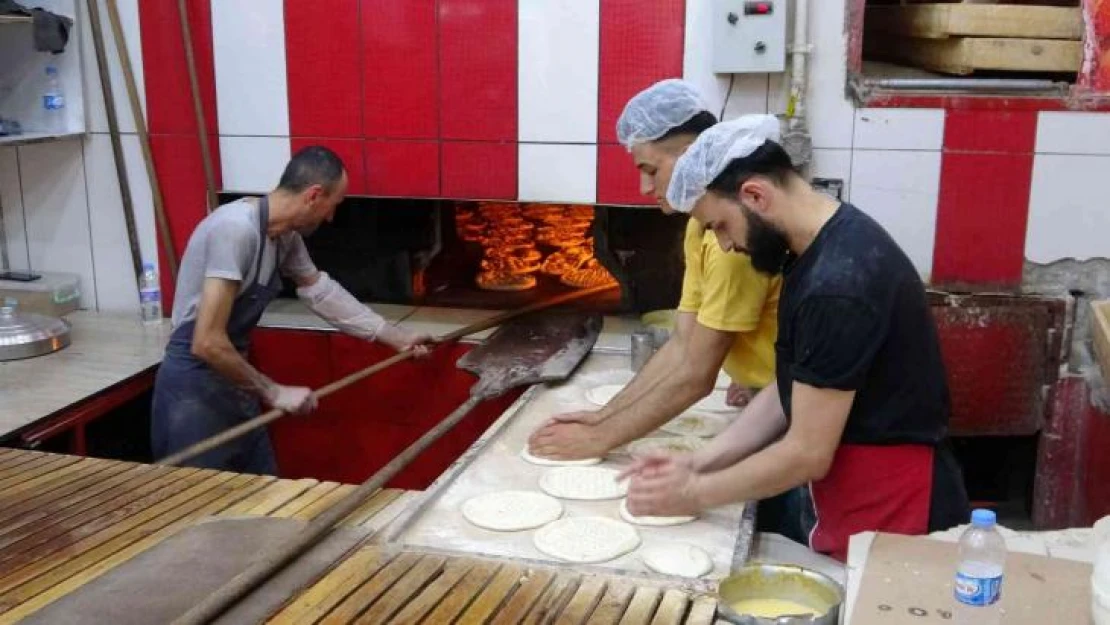 Van'da aşırı sıcaklar fırıncı esnafı ile inşaat işçilerini olumsuz etkiliyor