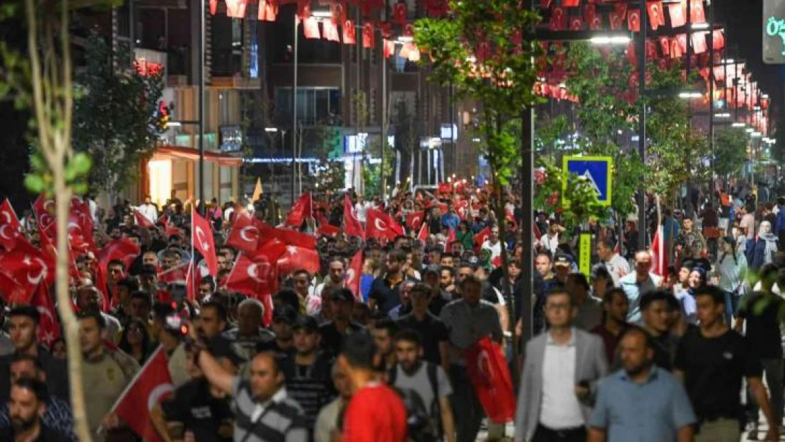 Van'da binlerce kişi 15 Temmuz yürüyüşüne katıldı